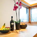 Daire Stylish Lakeview Balcony & Free Parking