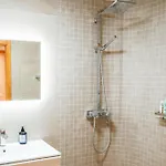 Stylish Lakeview Balcony & Free Parking Daire