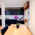 شقة Stylish Lakeview Balcony & Free Parking *