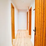 Stylish Lakeview Balcony & Free Parking Daire