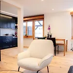 Daire Stylish Lakeview Balcony & Free Parking *