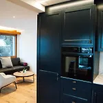 شقة Stylish Lakeview Balcony & Free Parking لاكس