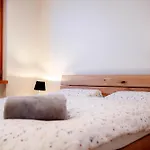 Stylish Lakeview Balcony & Free Parking *