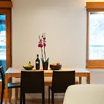 Daire Stylish Lakeview Balcony & Free Parking *