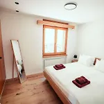 Stylish Lakeview Balcony & Free Parking *