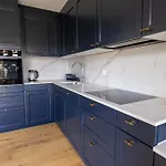 Stylish Lakeview Balcony & Free Parking Daire