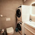 Stylish Lakeview Balcony & Free Parking *
