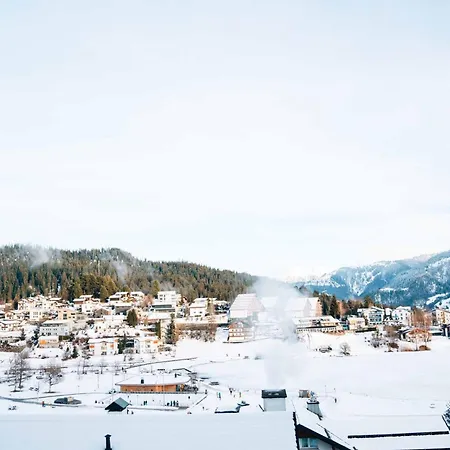 Stylish Lakeview Balcony & Free Parking Apartment *