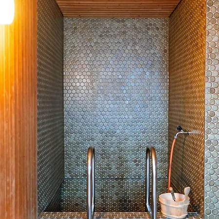 Stylish Lakeview Balcony & Free Parking アパート ラア