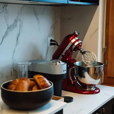 Stylish Lakeview Balcony & Free Parking アパート