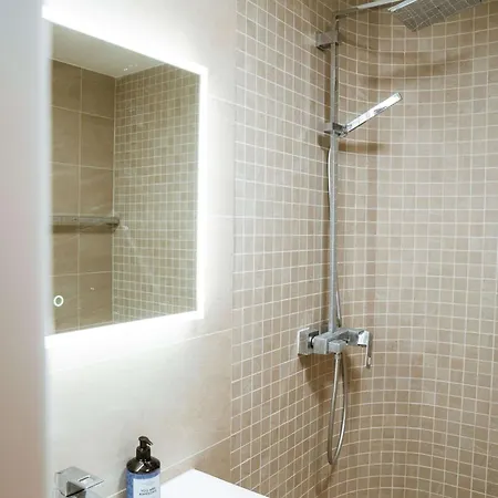 Stylish Lakeview Balcony & Free Parking ラア