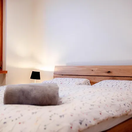 Stylish Lakeview Balcony & Free Parking *