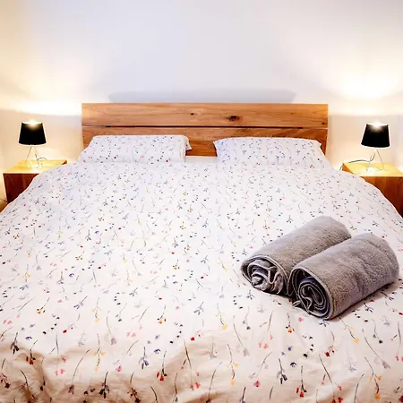 Stylish Lakeview Balcony & Free Parking *