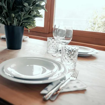 Stylish Lakeview Balcony & Free Parking ラア