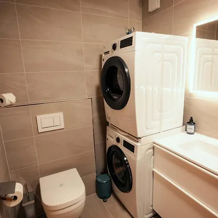 Stylish Lakeview Balcony & Free Parking *