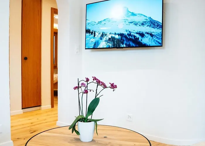 Stylish Lakeview Balcony & Free Parking