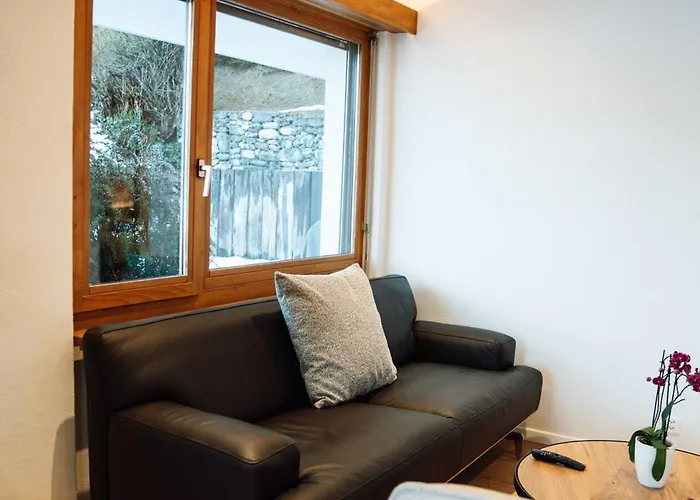 Stylish Lakeview Balcony & Free Parking *