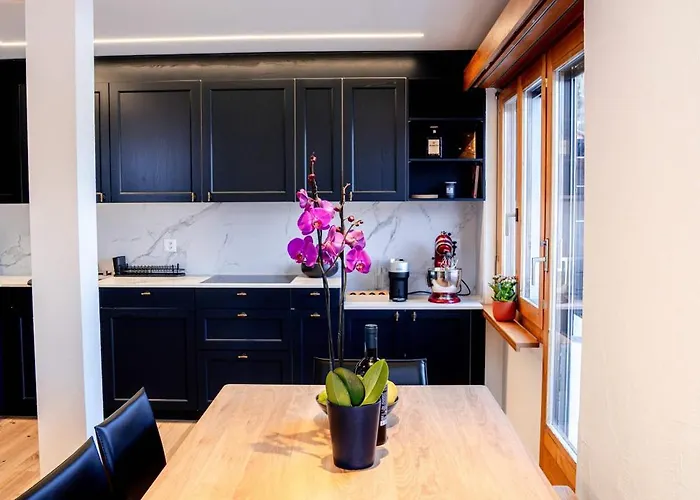 Apartment Stylish Lakeview Balcony & Free Parking *