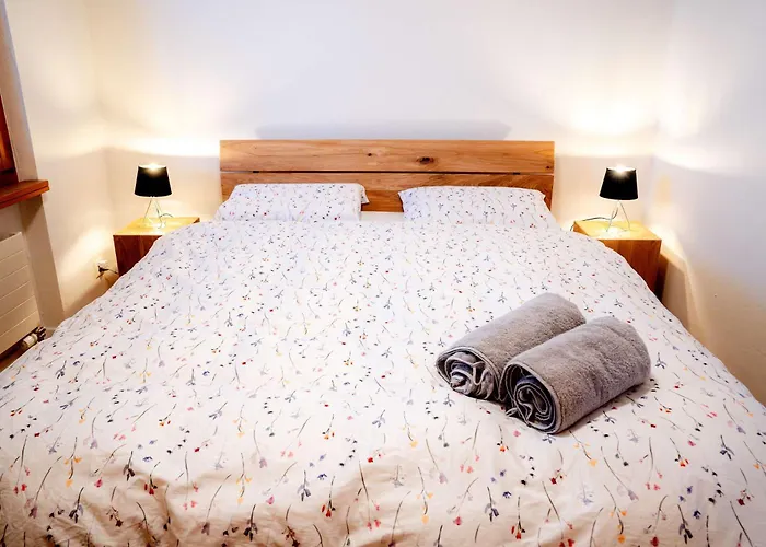 Stylish Lakeview Balcony & Free Parking *