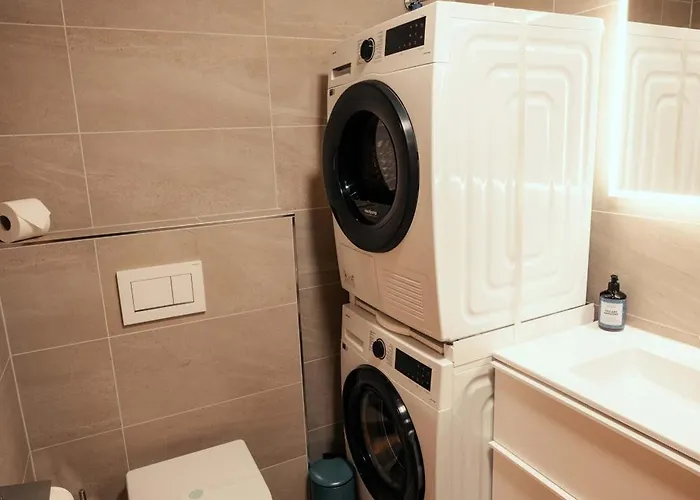 Stylish Lakeview Balcony & Free Parking *