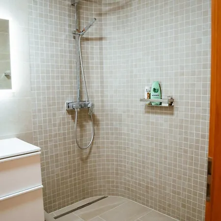 Stylish Lakeview Balcony & Free Parking * Laax