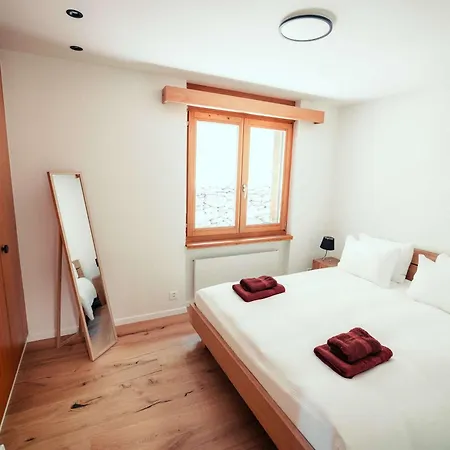 Stylish Lakeview Balcony & Free Parking *