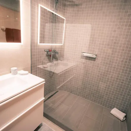 Stylish Lakeview Balcony & Free Parking * Laax