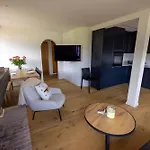 Stylish Lakeview Balcony & Free Parking Apartment *