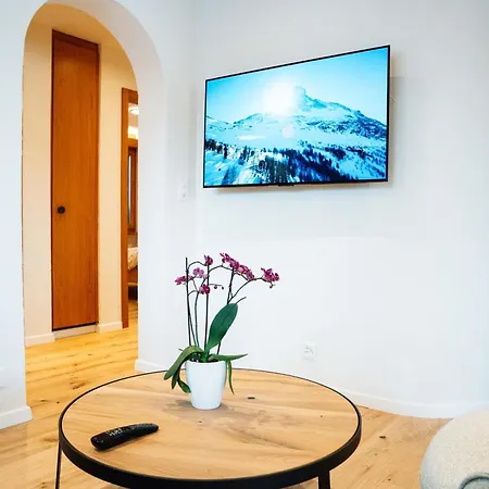 Stylish Lakeview Balcony & Free Parking