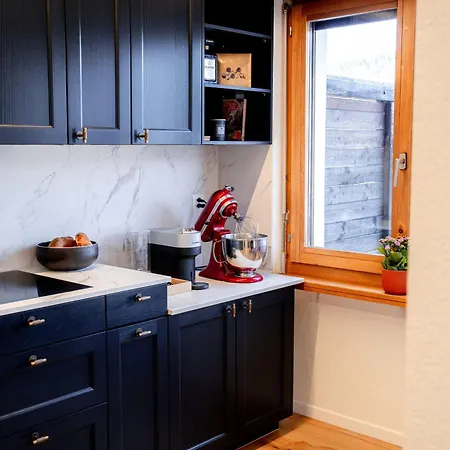 Stylish Lakeview Balcony & Free Parking