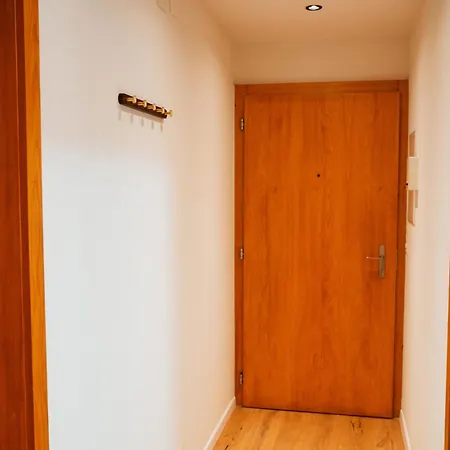 Daire Stylish Lakeview Balcony & Free Parking *