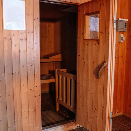 Stylish Lakeview Balcony & Free Parking Apartment