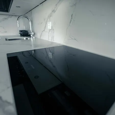 Stylish Lakeview Balcony & Free Parking *