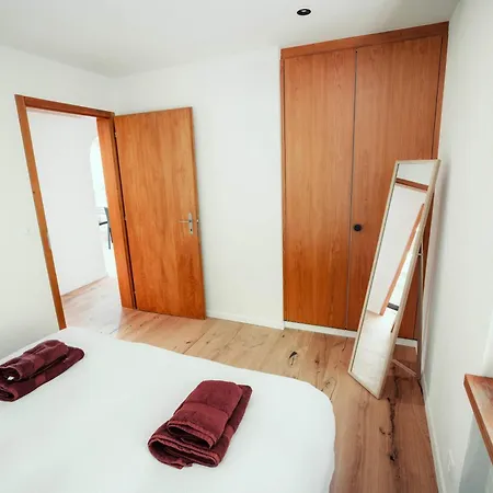 Stylish Lakeview Balcony & Free Parking