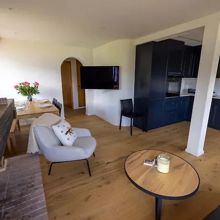 Stylish Lakeview Balcony & Free Parking Apartment *