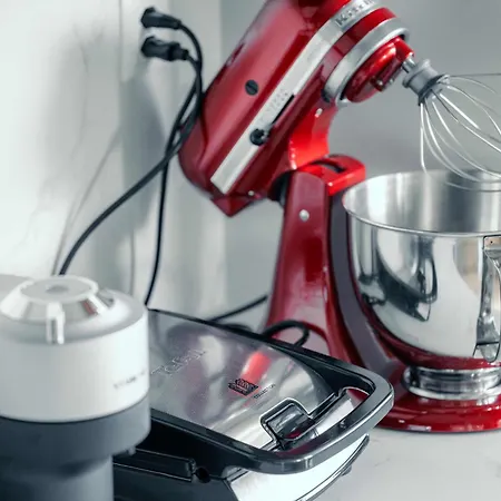 Stylish Lakeview Balcony & Free Parking Apartment