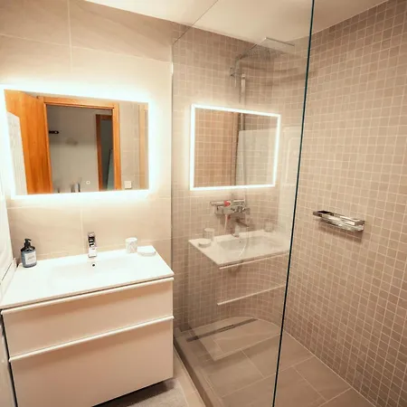 Stylish Lakeview Balcony & Free Parking *