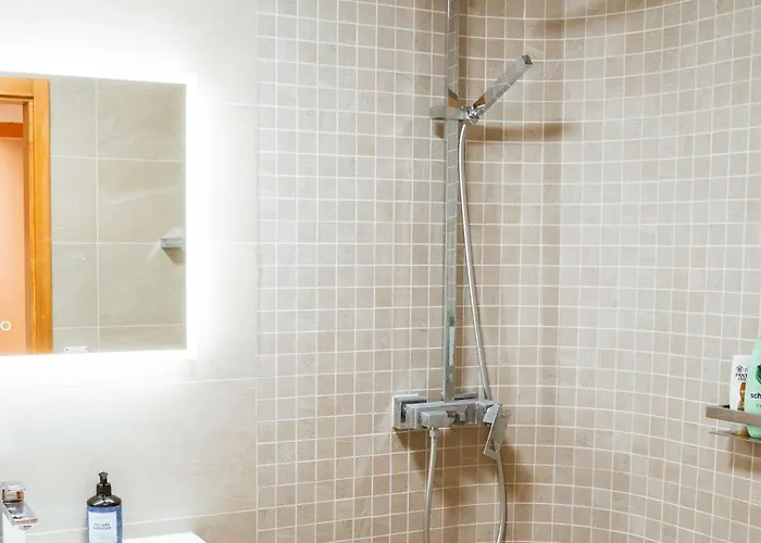 Stylish Lakeview Balcony & Free Parking דירה