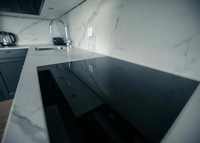 Stylish Lakeview Balcony & Free Parking *