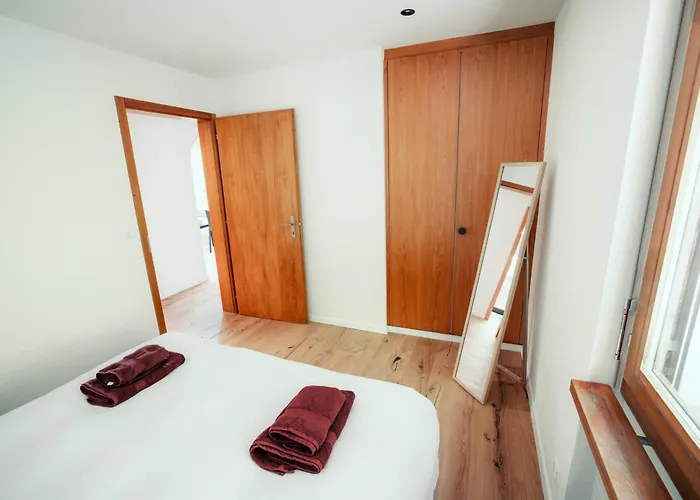 Stylish Lakeview Balcony & Free Parking