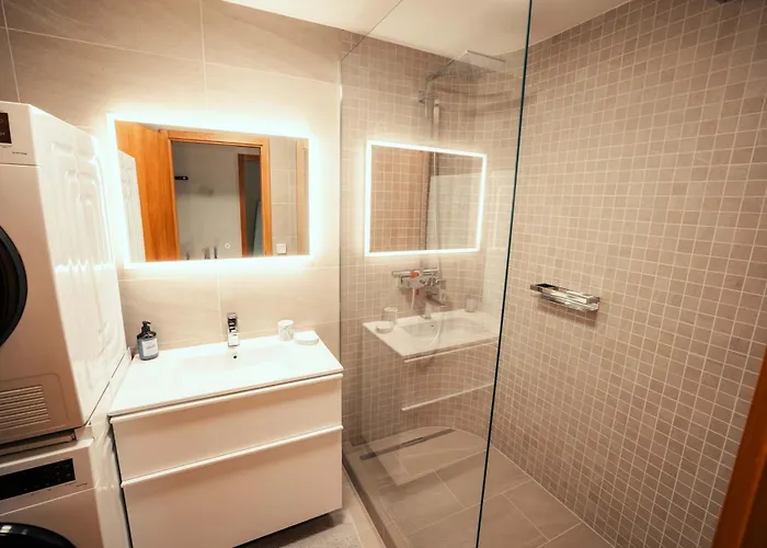 Stylish Lakeview Balcony & Free Parking *